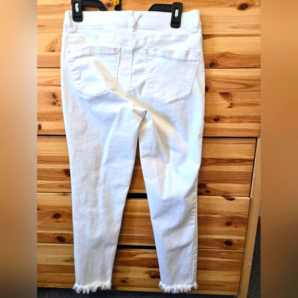 MAC AND ME WHITE FRAYED HEM JEANS. SIZE 6. - Picture 3 of 10